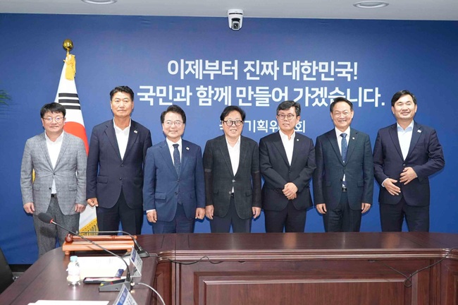 ▲ 민주당 소속 강원도 시·군 지자체장이 정부서울청사에서 국정기획위, 국가균형발전특위, 국정과제TF와 모여 지역 주요현안을 논의했다. ⓒ춘천시