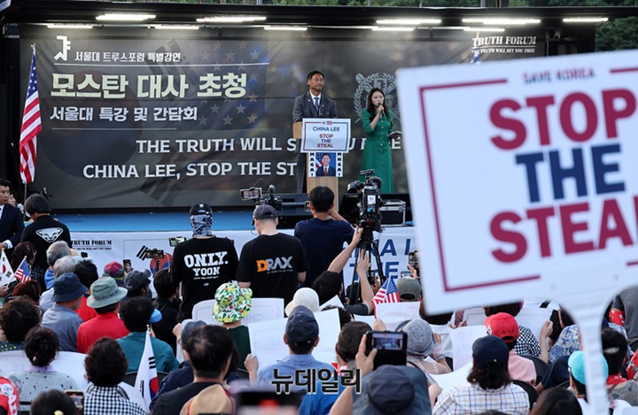 ▲ 서울대 교수회관에서 열릴 예정이던 강연을 학교측이 일방적으로 막자, 서울대 정문 앞 노상에서 강연회가 열렸다. 모스 탄 전 대사가 열변을 토하고 있다. ⓒ 정상윤 기자
