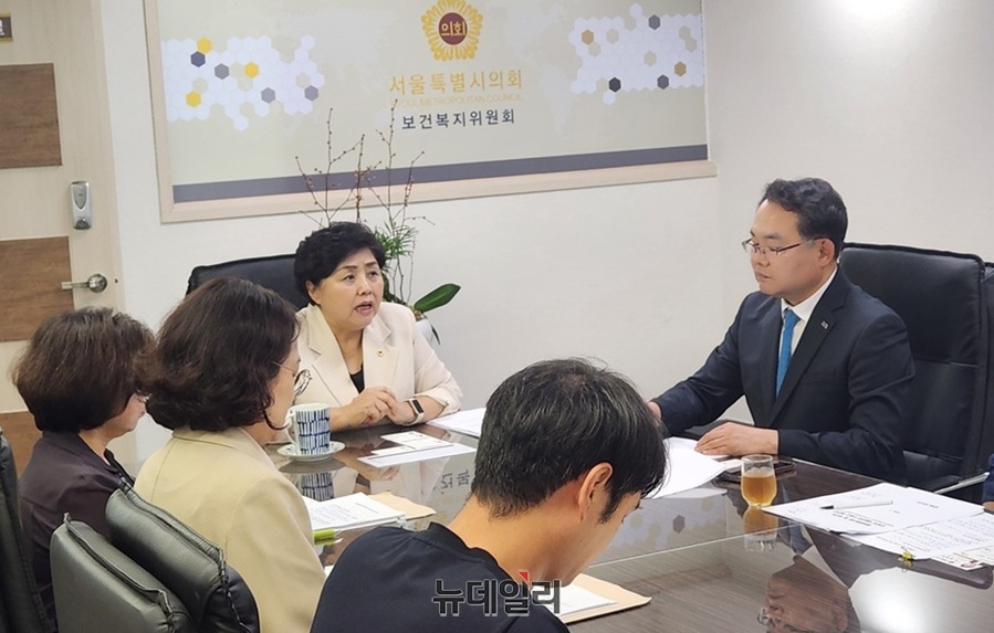 ▲ 김영옥 서울시의회 보건복지위원장이 29일 서울시약사회와 간담회를 하고 있다. ⓒ서울시의회