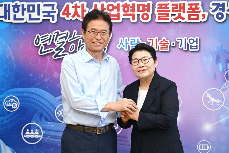 ▲ 경상북도는 31일 헌정사상 최초의 여성 국회 기획재정위원장으로 선출된 임이자 국회의원이 재정협의 참석차 경북도를 방문, 은사인 이철우 경북도지사를 접견하고 빠른 쾌유를 기원했다고 밝혔다.ⓒ경북도