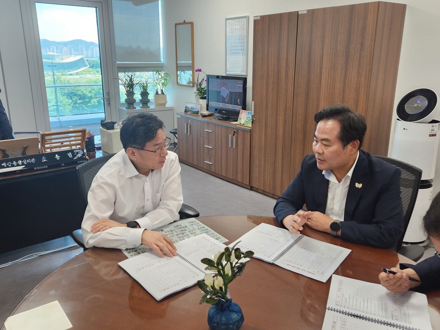 ▲ 경상북도는 31일 기획재정부 조용범 예산총괄심의관을 비롯한 소관 부처 심의관과 면담하고, 2026년도 주요 현안 사업에 관해 설명하며 정부 예산안 반영을 주문했다.ⓒ경북도