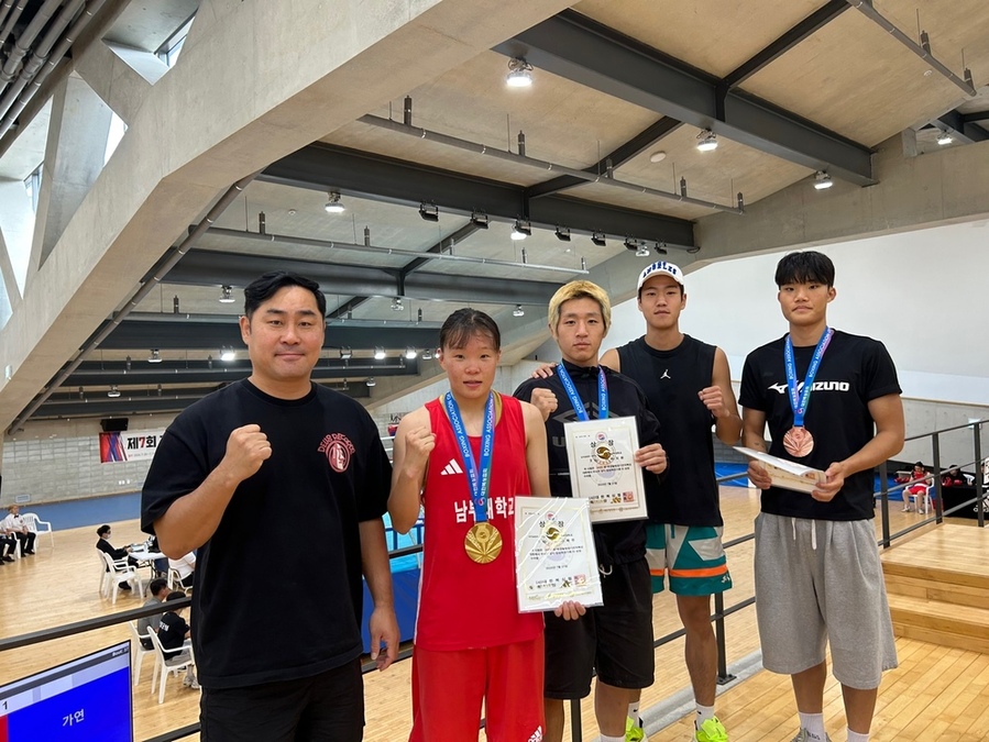 ▲ 31일 창단 8년만에 남부대학교 복싱부가 전국대회에서 첫 금메달을 획득하며 이현승 감독(왼쪽),이혜주(왼쪽 두번째),이도윤(왼쪽 세번째),이채민(맨 오른쪽)선수가 경북 영주 대한복싱훈련장에서 메달을 목에 걸고 기념사진을 촬영하고 있다.ⓒ광주시체육회 제공