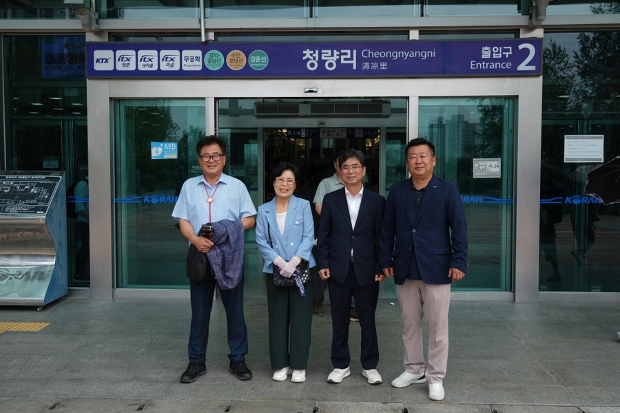 ▲ 영천시의회는 7월 31일 우애자, 이영우, 김용문, 이영기 의원 4명이 참여하여 최근 개통된 KTX-이음(영천~청량리 구간)을 직접 이용, 서울특별시 제기동에 위치한 경동시장 및 신설동에 위치한 영천학사를 방문, 현장 중심의 의정활동을 진행했다.ⓒ영천시의회