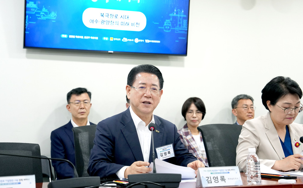 ▲ 김영록 전라남도지사가 31일 오후 서울 국회의원회관에서 열린 ‘여수·광양항 북극항로 거점항만 구축 정책 세미나’ 행사에서 인사말을 하고 있다.ⓒ전라남도 제공