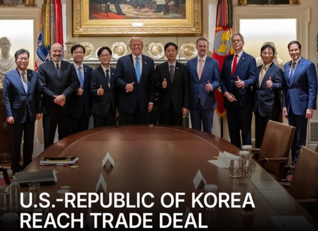 ▲ 도널드 트럼프 미국 대통령(사진 가운데)과 한·미 정부 무역 협상단이 30일(현지시각) 워싱턴 D.C. 백악관에서 무역 협상을 타결한 후, 기념사진을 찍고 있다. 출처=백악관 X 계정ⓒ@WhiteHouse