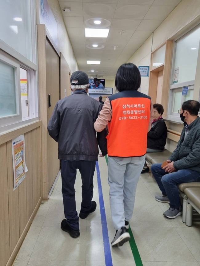 ▲ 삼척시가 시행 중인 병원 동행 서비스가 올 상반기 기준 이용 100건을 돌파하며 지역 어르신들로부터 큰 호응을 얻고 있다. ⓒ삼척시