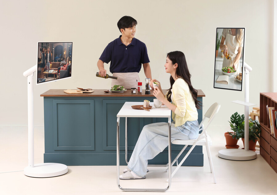 ▲ 삼성전자 모델이 무빙스타일 엣지와 무빙스타일 M7으로 콘텐츠를 감상하고 있다.ⓒ삼성전자