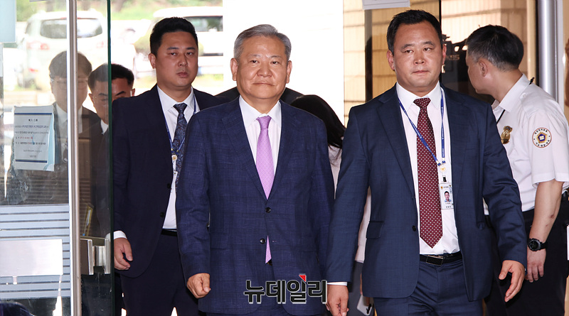 ▲ 비상계엄 당시 '언론사 단전·단수'를 지시한 의혹을 받는 이상민 전 행정안전부 장관이 7월 31일 오후 서울 서초구 서울중앙지법에서 열린 구속 전 피의자 심문(영장실질심사)에 출석하고 있다. ⓒ서성진 기자.