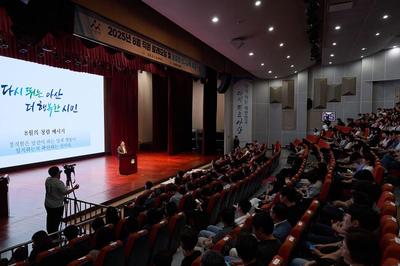 ▲ 오세현 아산시장이 1일 열린 월례회에서 수해복구에 총력을 기울여줄 것을 당부하고 있다.ⓒ아산시