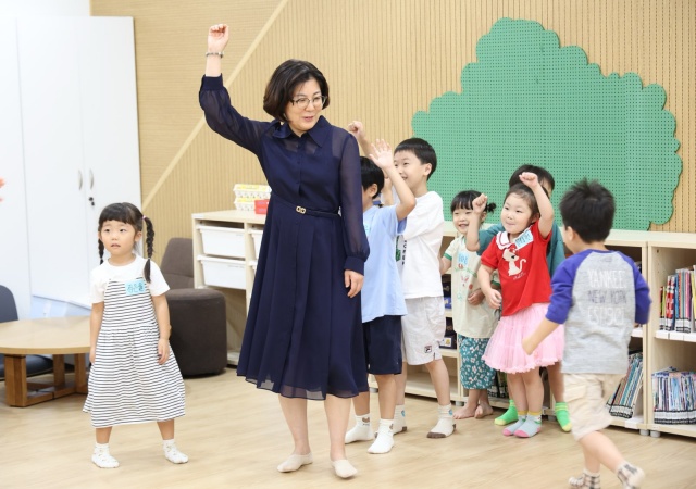▲ 김보라 안성시장과 놀이를 하고 있는  ‘방학 기간 자녀와 함께 출근’ 프로그램에 참여한 공직자 자녀들ⓒ안성시 제공