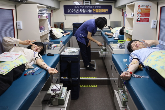▲ 종근당홀딩스 직원들이 사랑나눔 헌혈캠페인에 참여하고 있다. ⓒ종근당홀딩스