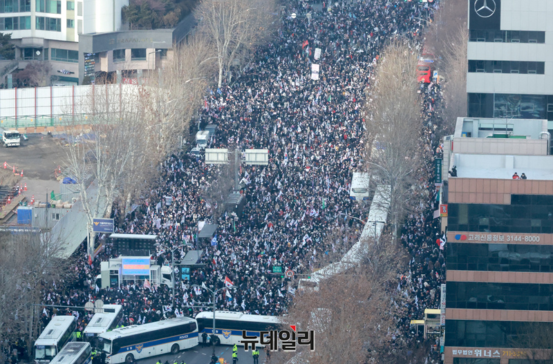 ▲ 윤석열 대통령 구속영장심사가 진행 중인 18일 오후 서울 마포구 서울서부지법 앞에 대거 모인 시민들이 윤 대통령 지지 집회를 하고 있다. 2025.01.18. ⓒ이종현 기자