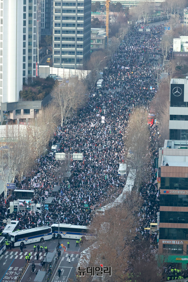 ▲ 윤석열 대통령 구속영장심사가 진행 중인 18일 오후 서울 마포구 서울서부지법 앞에 대거 모인 시민들이 윤 대통령 지지 집회를 하고 있다. 2025.01.18. ⓒ이종현 기자