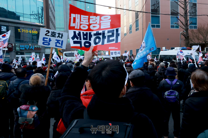 ▲ 윤석열 대통령 구속영장심사가 진행 중인 18일 오후 서울 마포구 서울서부지법 앞에 대거 모인 시민들이 윤 대통령 지지 집회를 하고 있다. 2025.01.18. ⓒ이종현 기자