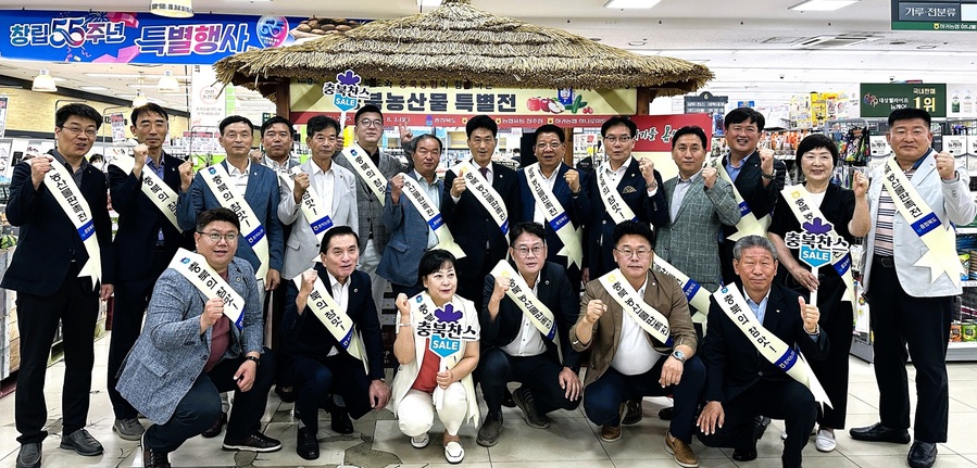 ▲ 이용선 총괄본부장과 이명섭 이사가 충북도의회 의원 및 제주 하귀농협 관계자들과 기념촬영을 하고 있다. ⓒ충북농협