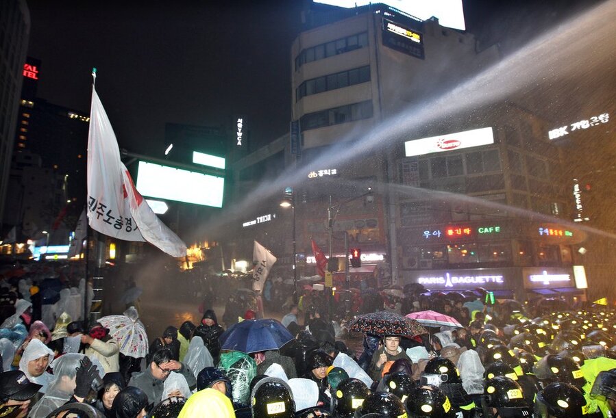 ▲ 2011년 서울 명동성당 앞에서 경찰이 한미FTA 비준안 처리에 반대하는 시위대를 향해 물대포를 쏘고 있다. ⓒ연합뉴스