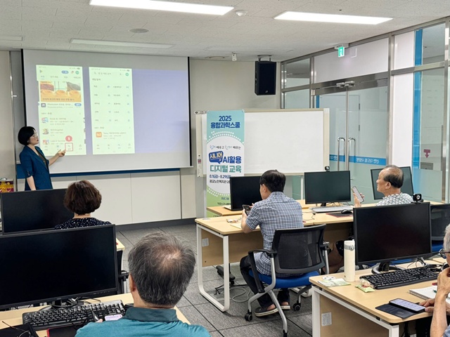 ▲ 차세대융합기술연구원이 1일 광교노인복지관에서 '시니어 대상 AI 활용 디지털 교육'을 진행하고 있다. ⓒ차세대융합기술연구원 제공