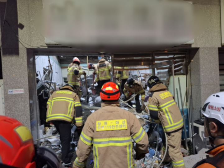 ▲ 31일 오후 경남 창원시 마산회원구 양덕동의 2층짜리 상가건물 1층 천장이 무너져 소방대원들이 구조 작업을 하고 있다. ⓒ창원소방본부