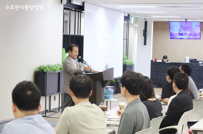 ▲ 성대규 동양생명 대표가 1일 서울시 종로구 그랑서울 본사에서 타운홀 미팅을 열고 임직원과 소통하고 있다.ⓒ동양생명