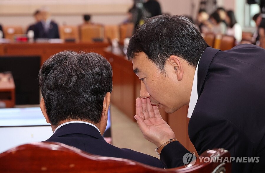 ▲ 1일 서울 여의도 국회에서 열린 법제사법위원회 전체회의에서 이춘석 위원장과 더불어민주당 김용민 간사가 대화하고 있다. ⓒ연합뉴스