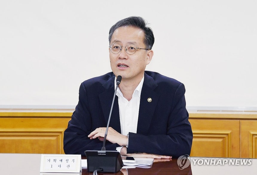 ▲ 이형일 기획재정부 차관이 31일 서울 중구 은행회관에서 열린 거시경제금융회의를 주재하고 있다. ⓒ연합뉴스