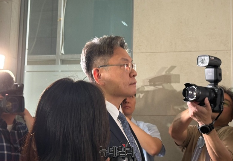 ▲ 이시원 전 대통령실 공직기강비서관이 31일 피의자 신분으로 조사를 받기 위해 순직 해병 특검 조사실로 향하고 있다. ⓒ정혜영 기자