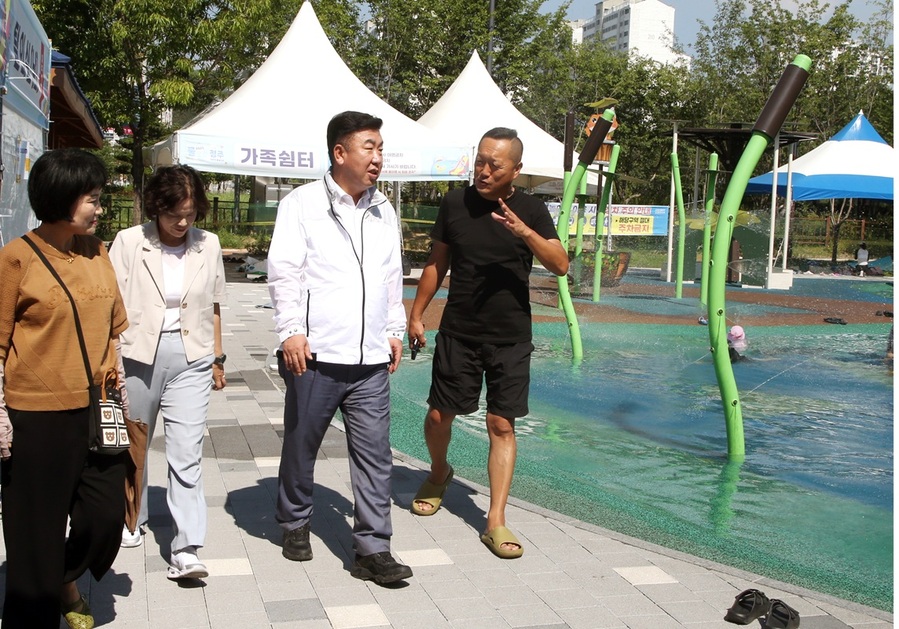 ▲ 이범석 청주시장이 장전근린공원 물놀이장을 방문해 현장 운영상황을 살피고 있다. ⓒ청주시