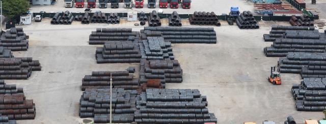 ▲ 한·미 관세 협상이 타결된 31일 경기 평택항에 철강 제품이 쌓여 있다. ⓒ연합뉴스