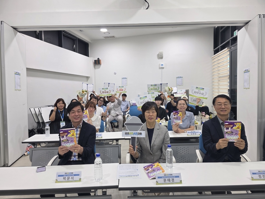 ▲ 영천시와 경상북도가 주최하고 (재)경북테크노파크가 주관하는 ‘2025 금호이웃사촌마을 문화·예술·관광 융합형 자율공모전 시상식 및 수상작 전시회’가 8월 1일 영천시 금호읍 화랑설화마을에서 성황리에 열렸다.ⓒ영천시