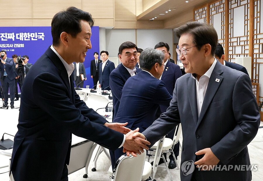 ▲ 이재명 대통령이 1일 서울 용산 대통령실 청사에서 열린 전국 시도지사 간담회에서 오세훈 서울시장과 인사하고 있다. ⓒ연합뉴스