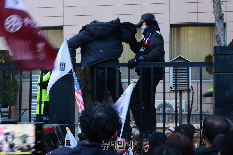 ▲ 윤석열 대통령 구속영장심사가 진행 중인 18일 오후 서울 마포구 서울서부지법원 담장을 한 남성이 넘어 들어가고 있다. 2025.01.18. ⓒ이종현 기자