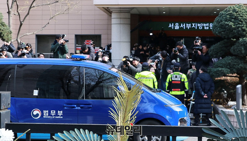▲ 윤석열 대통령이 탑승한 호송차량이 18일 오후 서울 마포구 서울서부지방법원 지하 주차장으로 이동하고 있다. 2025.01.18. ⓒ서성진 기자
