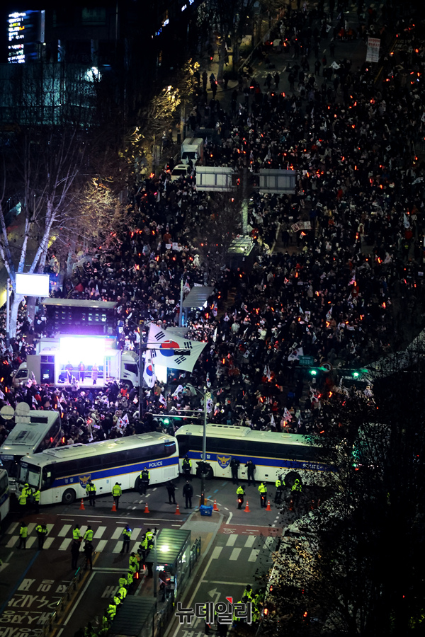 ▲ 윤석열 대통령 구속영장심사가 진행 중인 18일 오후 서울 마포구 서울서부지법 앞에 대거 모인 시민들이 윤 대통령 지지 집회를 하고 있다. 2025.01.18. ⓒ이종현 기자