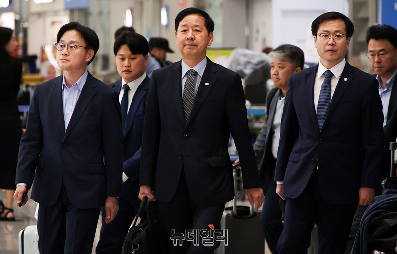 ▲ 미국과 무역 협상을 마친 구윤철 부총리 겸 기획재정부 장관, 김정관 산업부 장관, 여한구 통상교섭본부장이 1일 오후 인천국제공항 제2여객터미널을 통해 귀국하고 있다. ⓒ서성진 기자