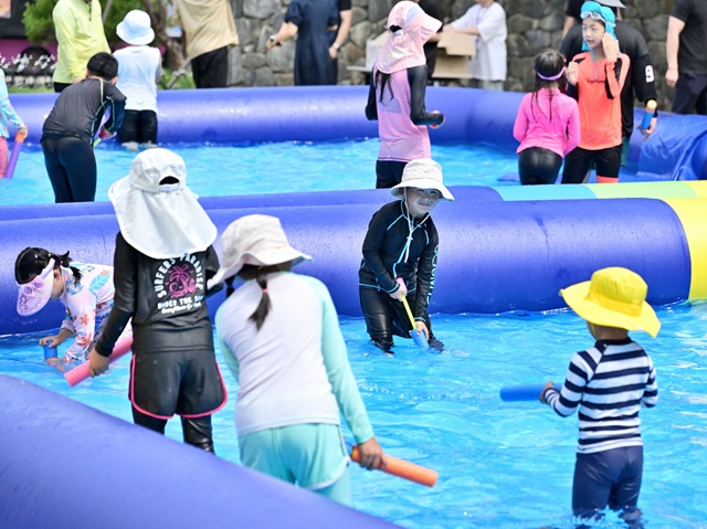 ▲ 방학을 맞은 아이들은 아침부터 가족과 함께 한울에너지팜 야외 풀장에 방문하고 있다.ⓒ한울본부