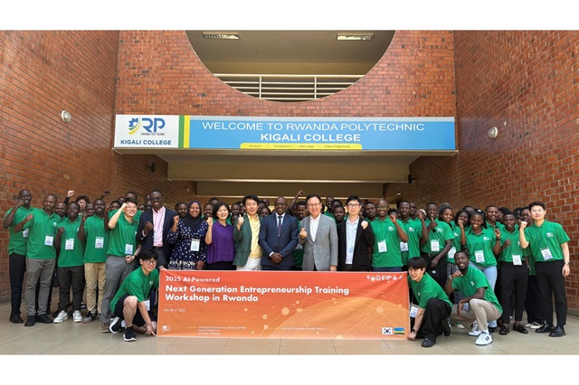 ▲ 한동대학교가 유네스코 유니트윈 사업을 통해 2025 르완다 AI 기반 차세대기업가정신훈련(NGET) 워크숍을 마치고 단체사진을 촬영하고 있다.ⓒ한동대