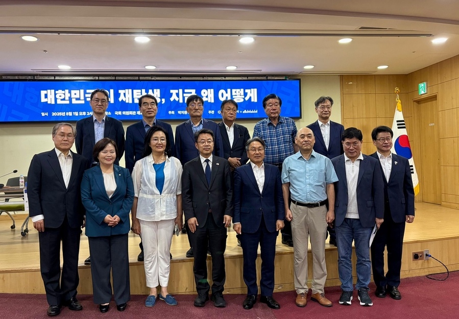 ▲ 강기정 광주광역시장이 1일 국회에서 열린 토론회에 참석해 ‘돌봄국가책임제’에 대한 방향성을 제시한 뒤 참석자들과 기념촬영을 하고 있다.ⓒ광주광역시 제공