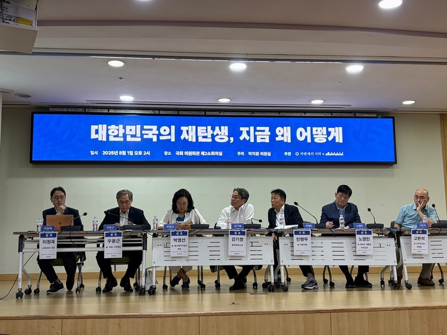 ▲ 강기정 광주광역시장이 1일 국회에서 열린 토론회에 참석, 이재명 대통령이 제시한 ‘돌봄국가책임제’에 대한 방향성을 제시하고 있다.ⓒ광주광역시 제공