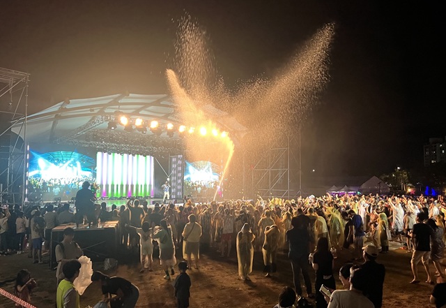 ▲ 제27회 봉화은어축제에서 지난달 31일 저녁 특설무대에서 30~40세대를 겨냥한 ‘스탠딩 레트로 콘서트’인 ‘은어와 함께 춤을! 레전드 물벼락쇼’를 ㅇ개최했다.ⓒ봉화군