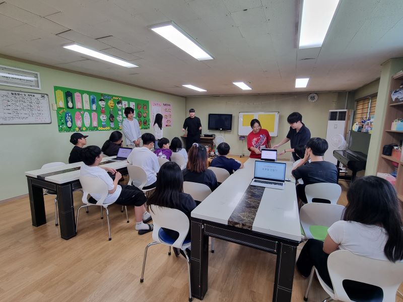 ▲ 한국기술교육대학교 학생들이 ‘2025 하계 대학생 재능봉사 캠프’를 진행하는 모습.ⓒ한기대