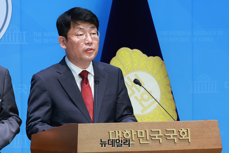 ▲ 도태우 국민재단 빛 설립준비위원회 대표가 7월 21일 서울 여의도 국회 소통관에서 '이재명 정부 소비쿠폰, 현금살포 정책 반대 및 극복 방안 기자회견'을 열고 국민재단 설립 방안을 설명하고 있다. ⓒ 이종현 기자