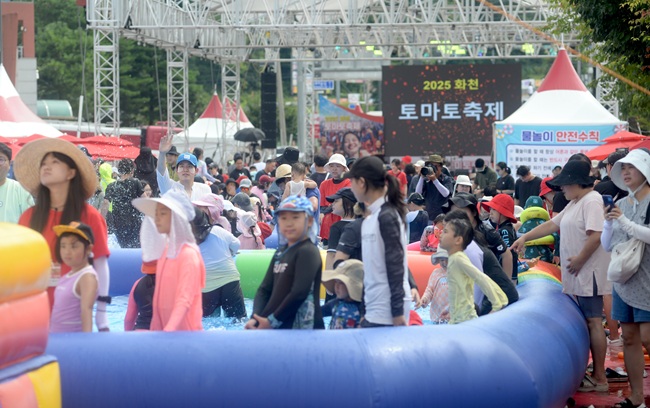 ▲ 2일 주말을 맞아 2025 화천토마토축제장을 방문한 관광객들이 물놀이를 즐기고 있다. 화천토마토축제는 민관군과 기업, 생산자와 소비자가 참여하는 국내 대표적인 상생 축제다. ⓒ화천군