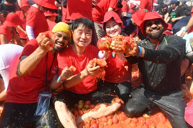 ▲ 2일 사내면 사창리에서 열리고 있는 2025 화천토마토축제장에서 '황금반지를 찾아라'이벤트가 열리고 있다. 이날 행사에는 최문순 군수를 비롯해 관광객과 주민, 외국인 관광객 등이 참여해 즐거운 시간을 보냈다. '황금반지를 찾아라' 이벤트는 축제 마지막 날인 3일 오후 3시에 이어진다. ⓒ화천군