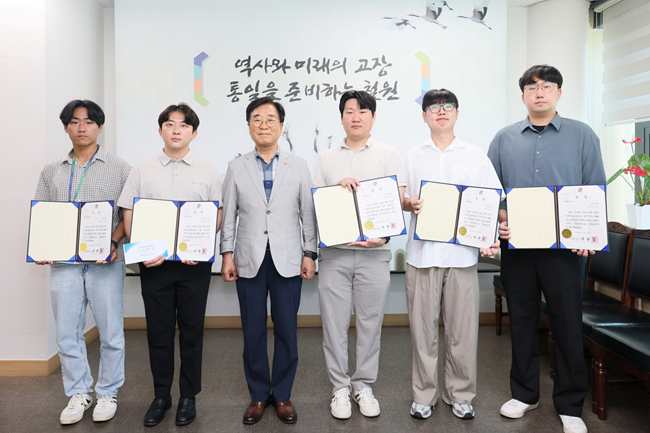▲ 철원군이 적극적인 민원응대와 신속한 민원처리로 주민들에게 칭찬을 받는 공무원을 발굴하는 '내가최고다! 민원왕'을 선정해 시상했다. ⓒ철원군