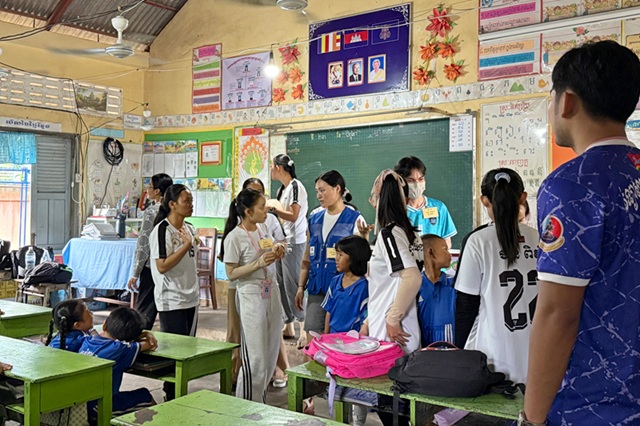 ▲ 바탐방 지역 초등학교를 찾은 봉사대.ⓒ삼육대