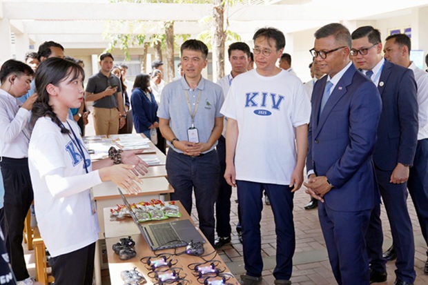 ▲ 봉사대의 코딩드론 시연 행사장을 찾은 항 추온 나론 캄보디아 부총리 겸 교육청소년체육부 장관(오른쪽에서 세번째).ⓒ삼육대