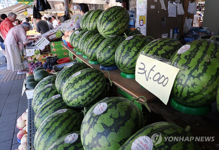 ▲ 서울 동대문구 청량리종합시장 한 가게에 수박이 진열돼 있다. ⓒ연합뉴스
