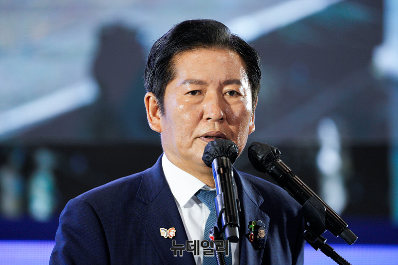 ▲ 정청래 신임 더불어민주당 대표가 지난 2일 오후 경기 고양시 킨텍스 제2전시장에서 열린 제2차 임시전국당원대회에서 수락연설을 하고 있다. ⓒ서성진 기자