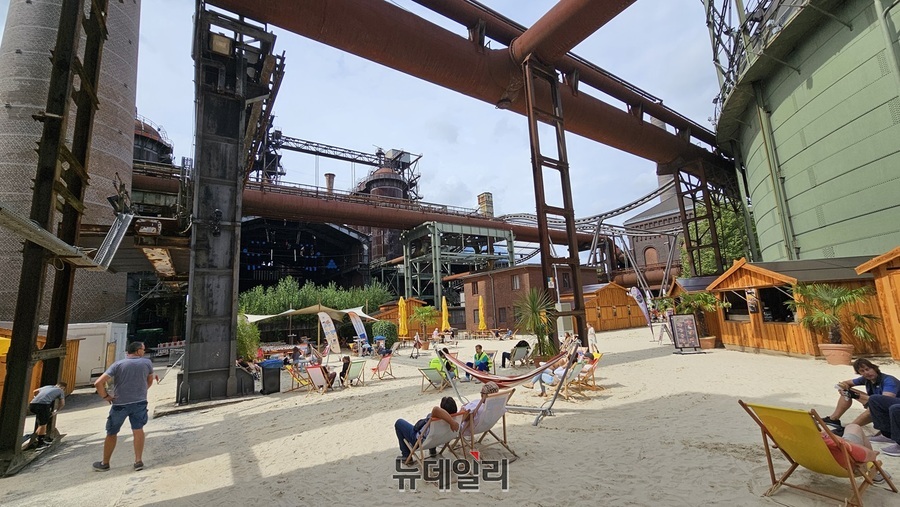 ▲ 독일 루르 산업지대의 중심지인 뒤스부르크 ‘환경공원(Landschaftspark Duisburg-Nord)’은 1985년 폐쇄된 제철소 부지를 재활용해 1994년 시민 친화형 복합문화공원으로 다시 문을 연 유럽 도시재생의 대표 사례다. 시민들이 환경공원에서 가족과 함께 휴식을 취하고 있다.ⓒ김정원 기자