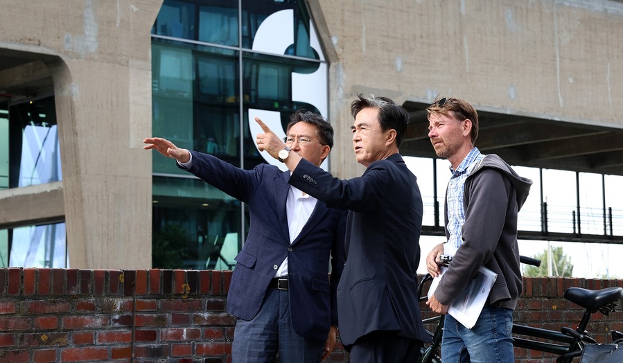 ▲ 김태흠 충남도지사가 28일(현지시각) 네덜란드 암스테르담 에이강 북쪽 해안에 위치한 NDSM 부지를 방문해 운영 상황과 공간 활용 사례를 살펴봤다. 김 지사는 윤주영 투자통상정책관과 함께 현지 관계자들로부터 사업 추진 과정과 민관 협력 모델에 대한 설명도 청취했다.ⓒ충남도
